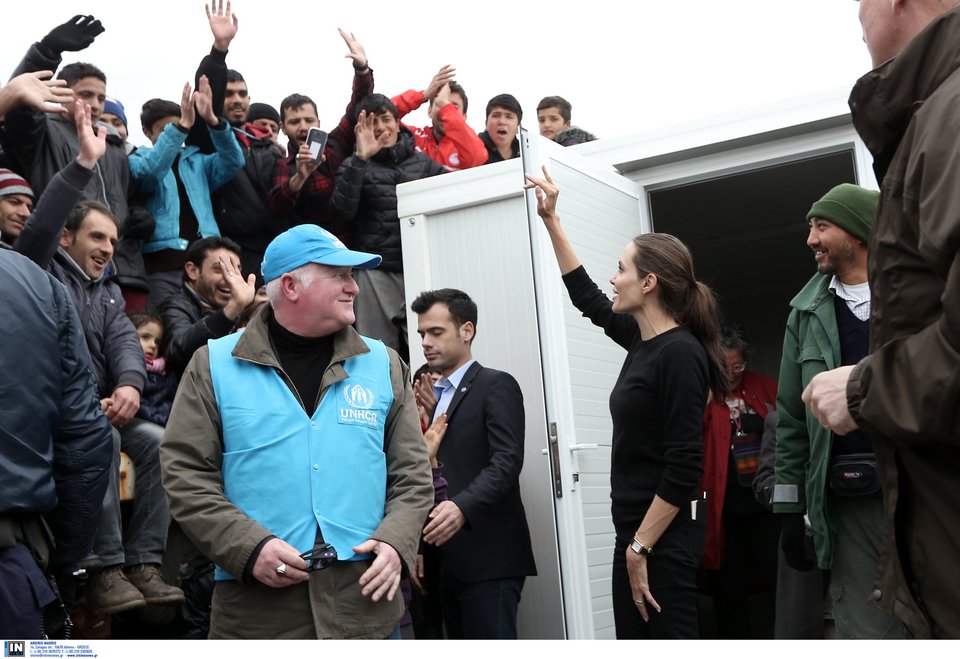 Πανζουρλισμός στο λιμάνι του Πειραιά λόγω Τζολί -Σκαρφάλωσαν σε δένδρα για να τη δουν [εικόνες] | iefimerida.gr 0