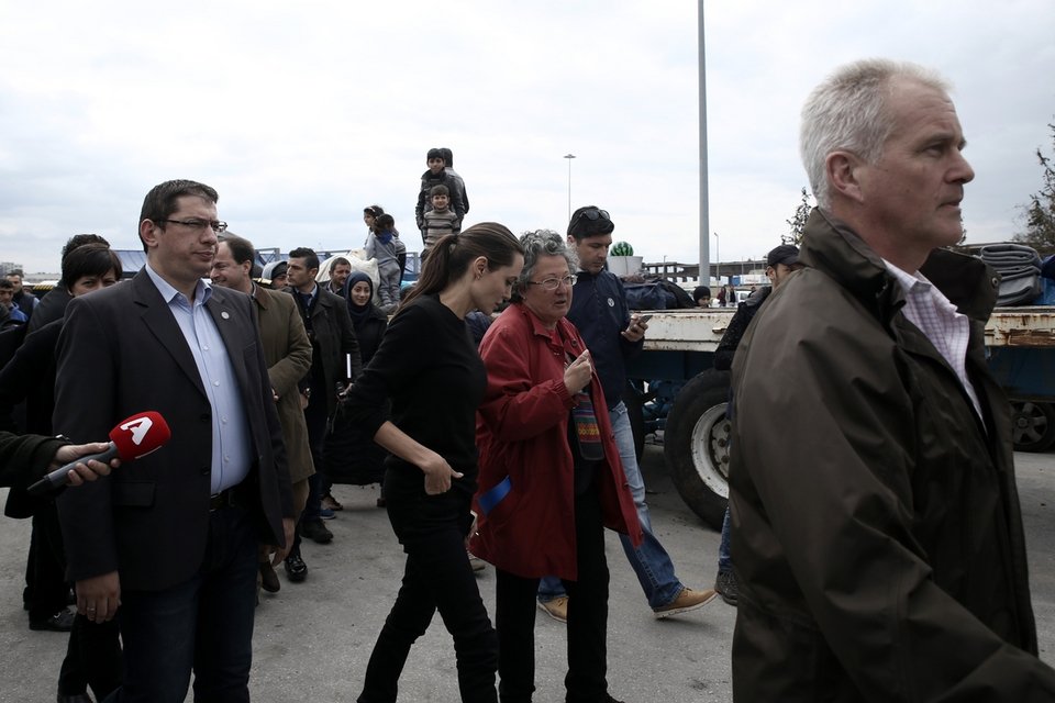 Πανζουρλισμός στο λιμάνι του Πειραιά λόγω Τζολί -Σκαρφάλωσαν σε δένδρα για να τη δουν [εικόνες] | iefimerida.gr 1