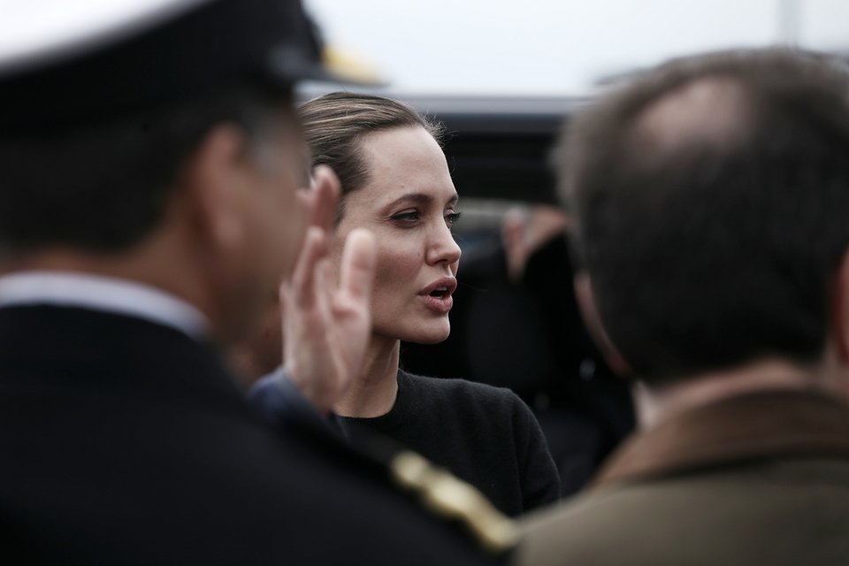 Πανζουρλισμός στο λιμάνι του Πειραιά λόγω Τζολί -Σκαρφάλωσαν σε δένδρα για να τη δουν [εικόνες] | iefimerida.gr 3