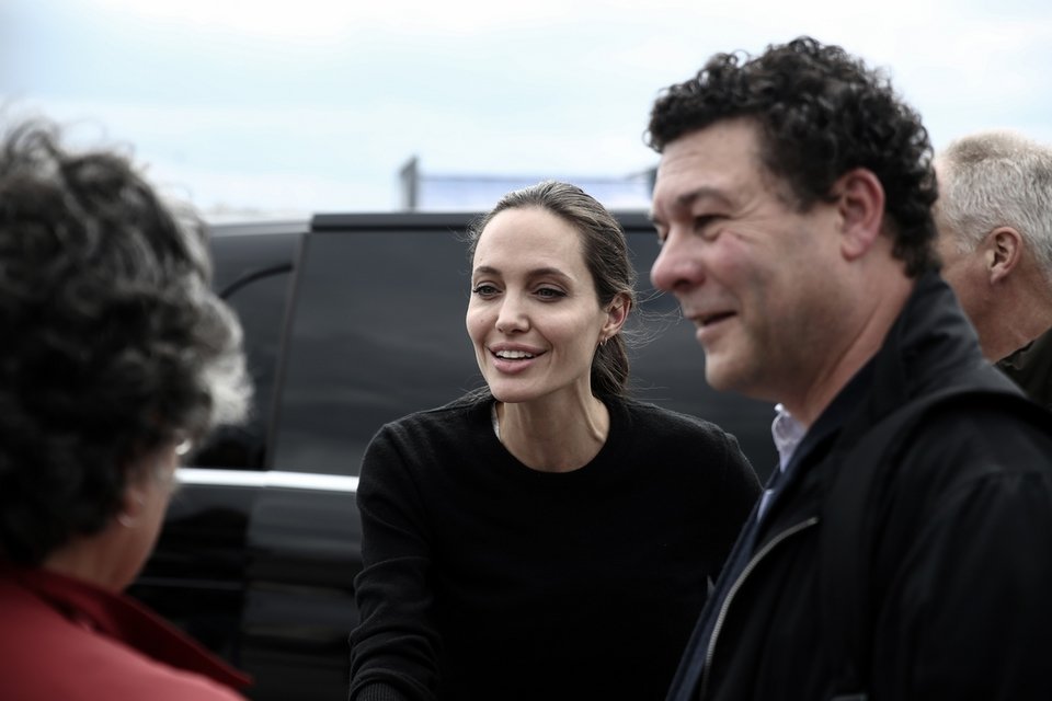 Πανζουρλισμός στο λιμάνι του Πειραιά λόγω Τζολί -Σκαρφάλωσαν σε δένδρα για να τη δουν [εικόνες] | iefimerida.gr 4