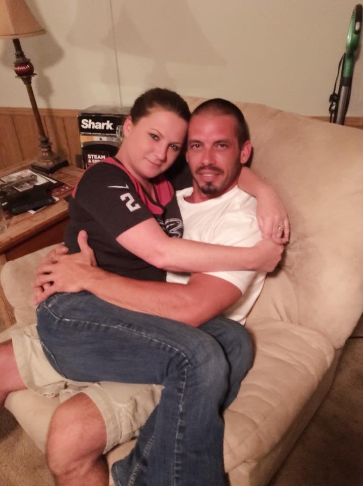 Μία περίεργη σχέση: 36χρονη θηλάζει τον φίλο της κάθε 2 ώρες -Τους κράζουν στα social media [εικόνες] | iefimerida.gr 0