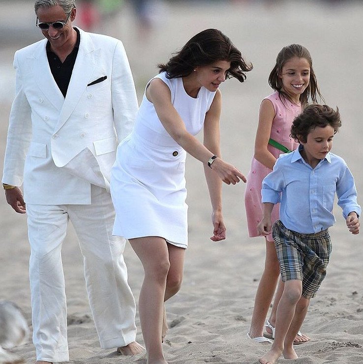 Ωνάσης-Τζάκι, η ταινία -Τα γυρίσματα για το θρυλικό γάμο στο Σκορπιό -Η Κέιτι Χολμς σπάει πιάτα και χορεύει [εικόνες & βίντεο] | iefimerida.gr 1