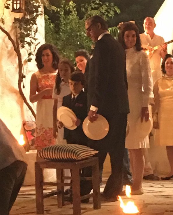 Ωνάσης-Τζάκι, η ταινία -Τα γυρίσματα για το θρυλικό γάμο στο Σκορπιό -Η Κέιτι Χολμς σπάει πιάτα και χορεύει [εικόνες & βίντεο] | iefimerida.gr 2