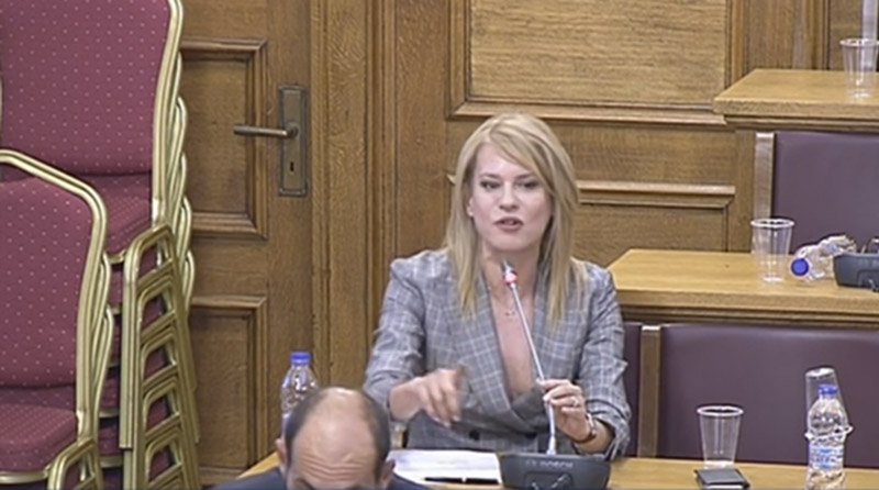 Η σέξι εμφάνιση της Θεοδώρας Τζάκρη στη Βουλή -Με βαθύ ντεκολτέ [εικόνες & βίντεο] | iefimerida.gr 1