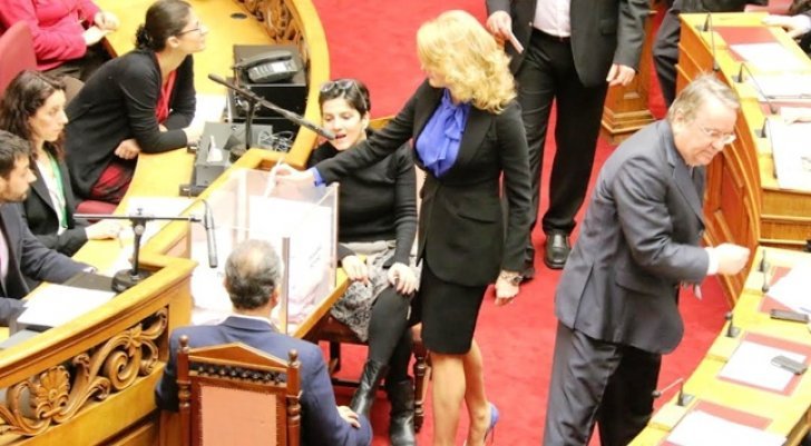 Το έντονο σκίσιμο στη φούστα της Θεοδώρα Τζάκρη που προκάλεσε αίσθηση [εικόνες] | iefimerida.gr 1