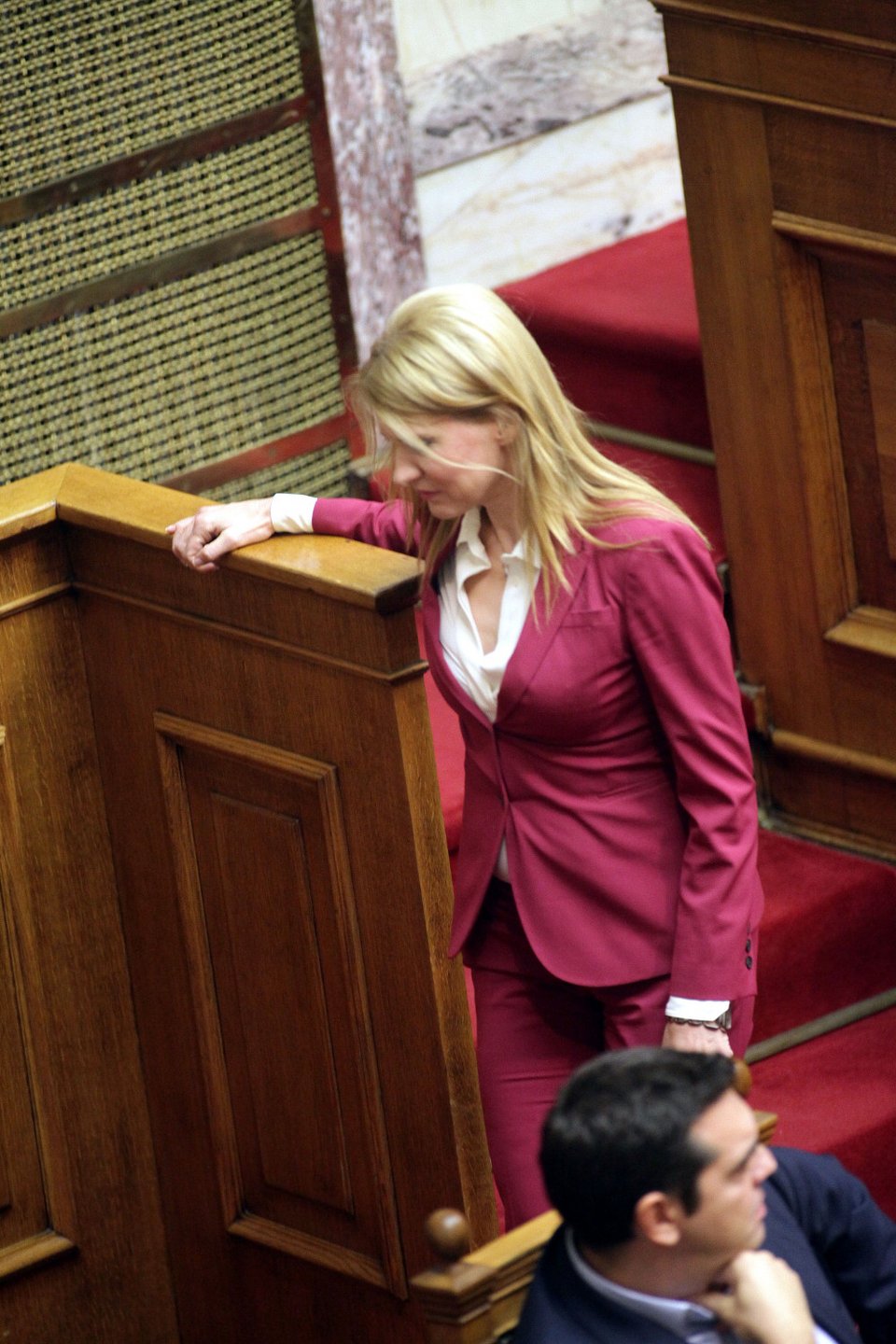 Πασαρέλα στη Βουλή: Το μοδάτο φούξια κοστούμι της Θεοδώρας Τζάκρη [εικόνες]  | iefimerida.gr 1