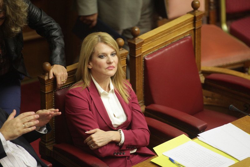 Πασαρέλα στη Βουλή: Το μοδάτο φούξια κοστούμι της Θεοδώρας Τζάκρη [εικόνες]  | iefimerida.gr 4