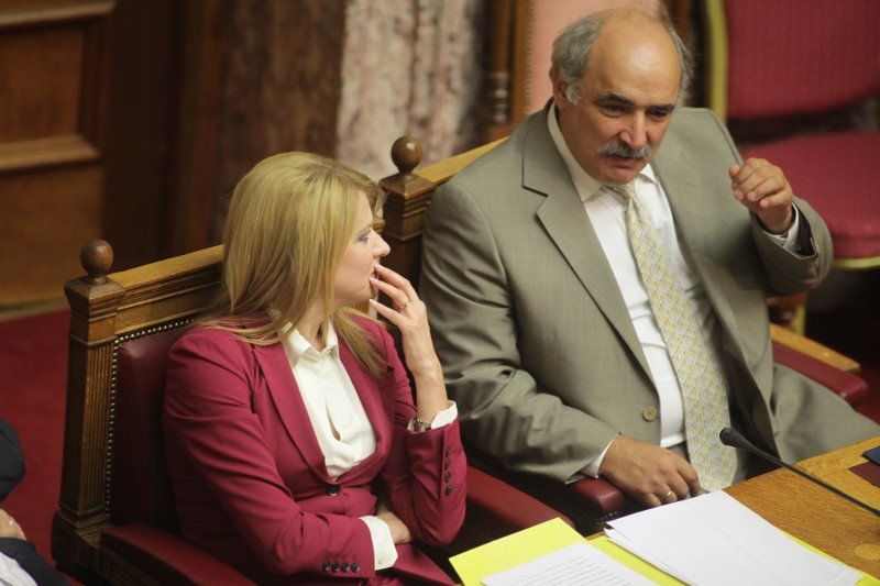 Πασαρέλα στη Βουλή: Το μοδάτο φούξια κοστούμι της Θεοδώρας Τζάκρη [εικόνες]  | iefimerida.gr 5