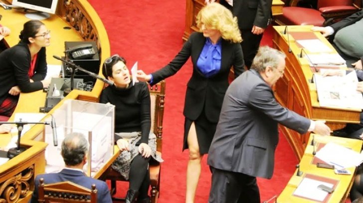 Το έντονο σκίσιμο στη φούστα της Θεοδώρα Τζάκρη που προκάλεσε αίσθηση [εικόνες] | iefimerida.gr 0