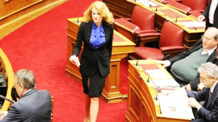 Το έντονο σκίσιμο στη φούστα της Θεοδώρα Τζάκρη που προκάλεσε αίσθηση [εικόνες] | iefimerida.gr 2