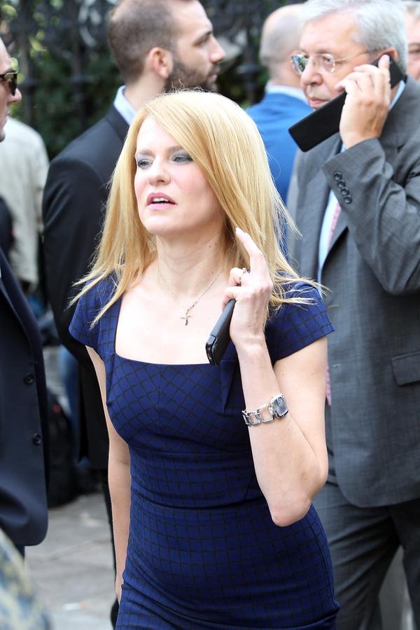 Σαρωτικές εμφανίσεις στην ορκωμοσία: Το θεόστενο φόρεμα της Τζάκρη, τα κόκκινα αξεσουάρ της Γεροβασίλη, η σικάτη Κουντουρά [εικόνες] | iefimerida.gr 9