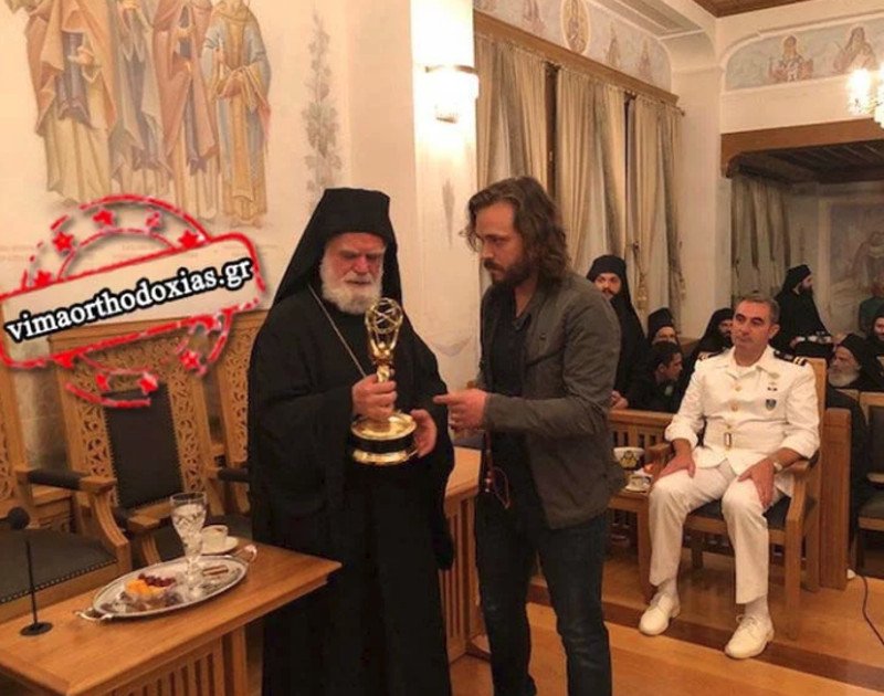 Αμερικανός σταρ χάρισε το βραβείο ΕΜΜΥ στην Ιερά Μονή Βατοπεδίου -Το αφιέρωσε στην Παναγία | iefimerida.gr 0