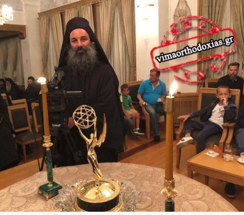 Αμερικανός σταρ χάρισε το βραβείο ΕΜΜΥ στην Ιερά Μονή Βατοπεδίου -Το αφιέρωσε στην Παναγία | iefimerida.gr 1