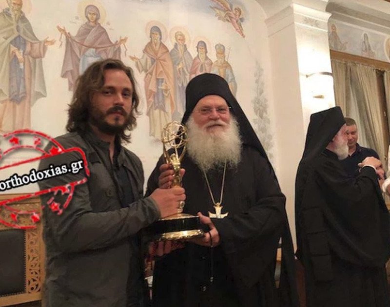 Αμερικανός σταρ χάρισε το βραβείο ΕΜΜΥ στην Ιερά Μονή Βατοπεδίου -Το αφιέρωσε στην Παναγία | iefimerida.gr 3