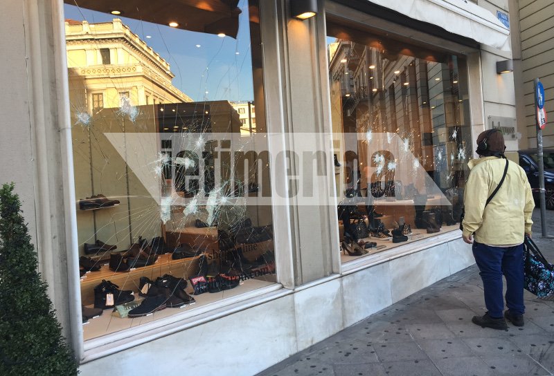 Αντιεξουσιαστές με βαριοπούλες και πέτρες χτυπούσαν τις τζαμαρίες καφετέριας & καταστήματος υποδημάτων [εικόνες] | iefimerida.gr 0