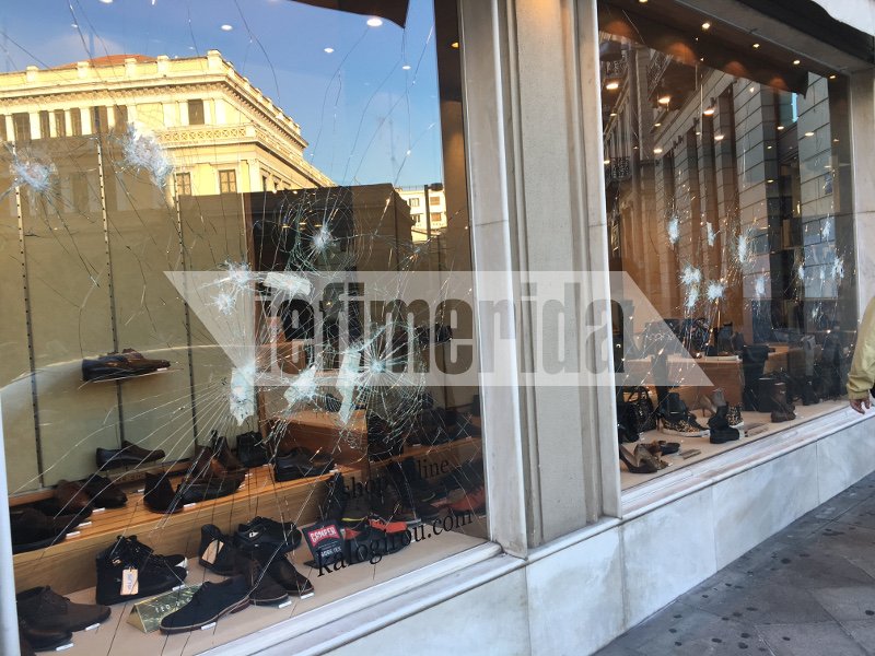 Αντιεξουσιαστές με βαριοπούλες και πέτρες χτυπούσαν τις τζαμαρίες καφετέριας & καταστήματος υποδημάτων [εικόνες] | iefimerida.gr 1