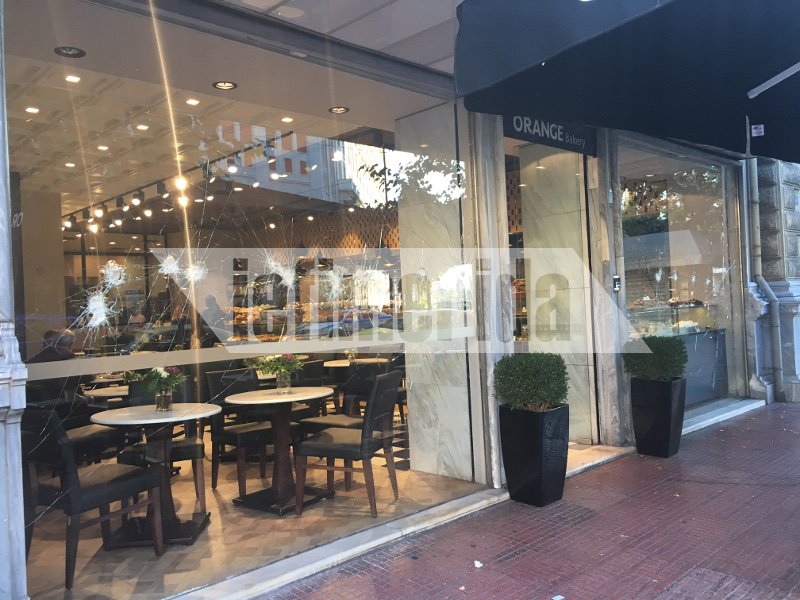 Αντιεξουσιαστές με βαριοπούλες και πέτρες χτυπούσαν τις τζαμαρίες καφετέριας & καταστήματος υποδημάτων [εικόνες] | iefimerida.gr 2