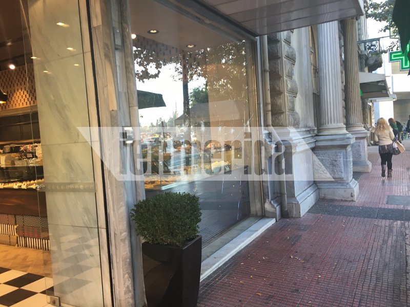 Αντιεξουσιαστές με βαριοπούλες και πέτρες χτυπούσαν τις τζαμαρίες καφετέριας & καταστήματος υποδημάτων [εικόνες] | iefimerida.gr 3