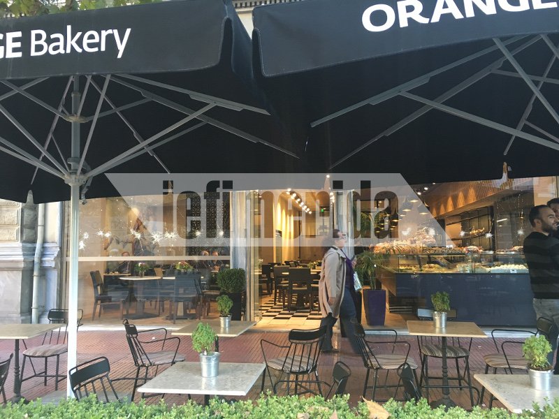 Αντιεξουσιαστές με βαριοπούλες και πέτρες χτυπούσαν τις τζαμαρίες καφετέριας & καταστήματος υποδημάτων [εικόνες] | iefimerida.gr 4