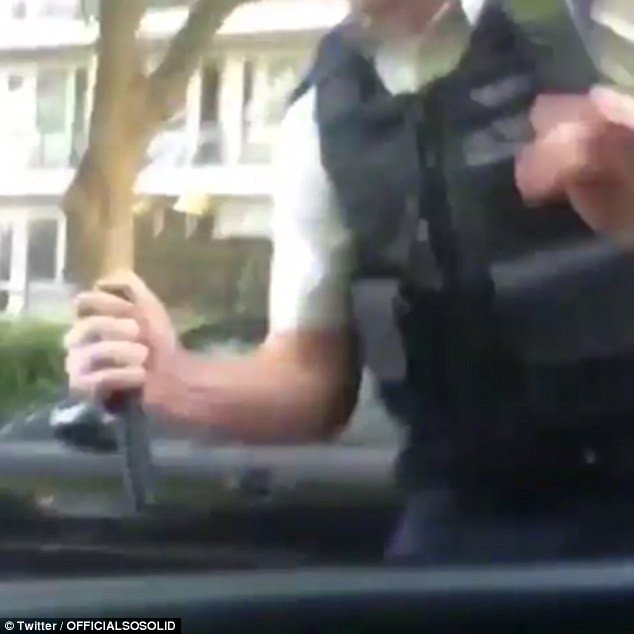 Αστυνομικός εκτός ελέγχου σπάει το τζάμι ΙΧ... λάθος υπόπτου – Τέθηκε σε διαθεσιμότητα [βίντεο] | iefimerida.gr 2