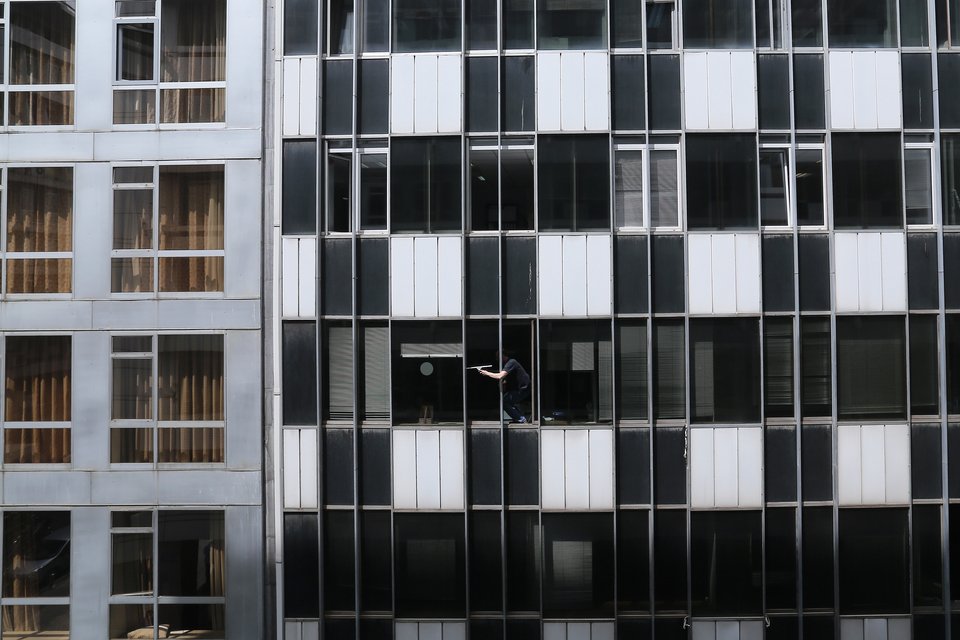 Αθηναϊκά στιγμιότυπα: Καρέ-καρέ ένας καθαριστής τζαμιών σε ψηλό κτίριο της πόλης [εικόνες] | iefimerida.gr 0
