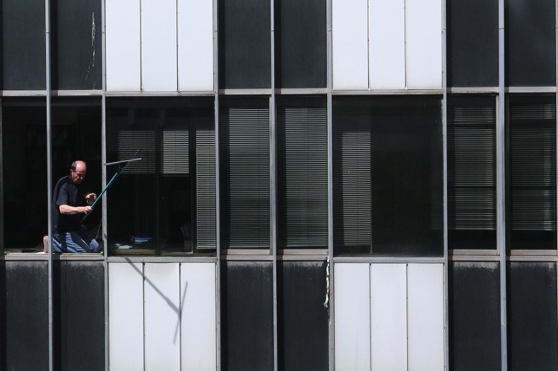 Αθηναϊκά στιγμιότυπα: Καρέ-καρέ ένας καθαριστής τζαμιών σε ψηλό κτίριο της πόλης [εικόνες] | iefimerida.gr 1