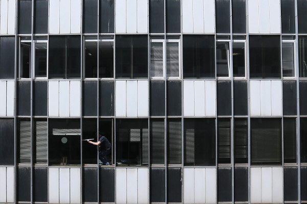 Αθηναϊκά στιγμιότυπα: Καρέ-καρέ ένας καθαριστής τζαμιών σε ψηλό κτίριο της πόλης [εικόνες] | iefimerida.gr 2