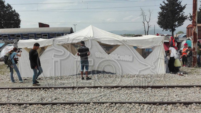 Εφτιαξαν και αυτοσχέδιο τζαμί οι πρόσφυγες στην Ειδομένη [εικόνες] | iefimerida.gr 2