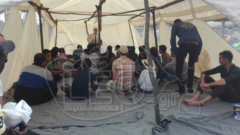 Εφτιαξαν και αυτοσχέδιο τζαμί οι πρόσφυγες στην Ειδομένη [εικόνες] | iefimerida.gr 0