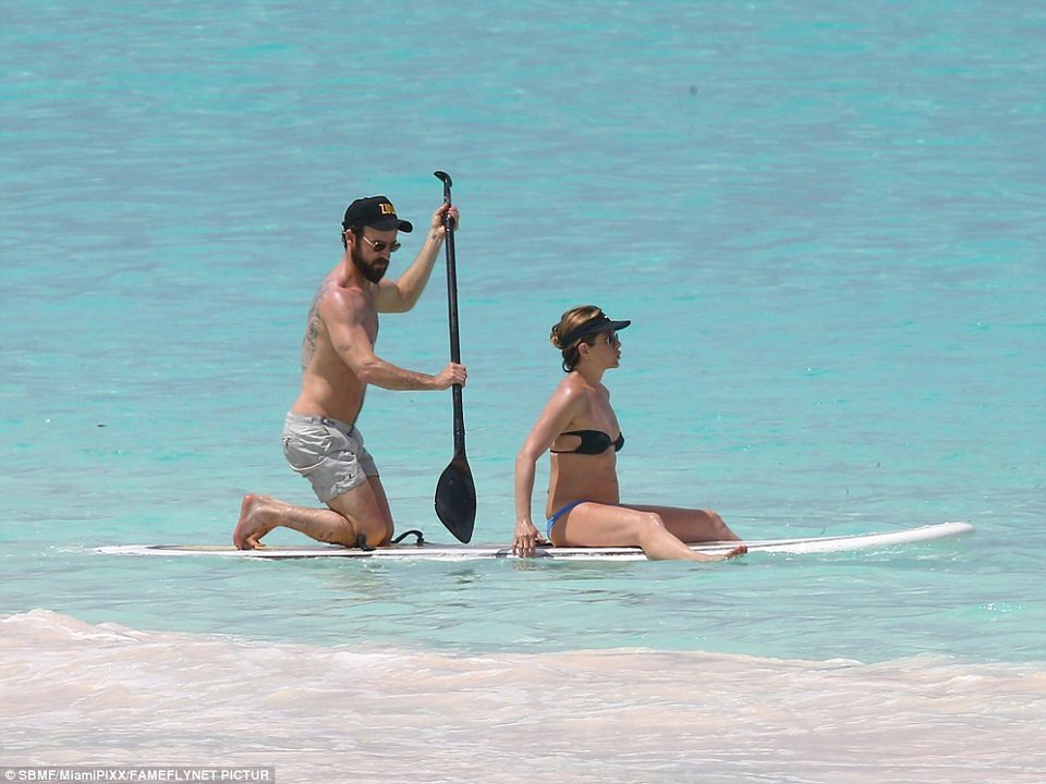 Είναι έγκυος η Τζένιφερ Ανιστον; -Με φουσκωμένη κοιλίτσα στις Μπαχάμες [εικόνες]  | iefimerida.gr 1