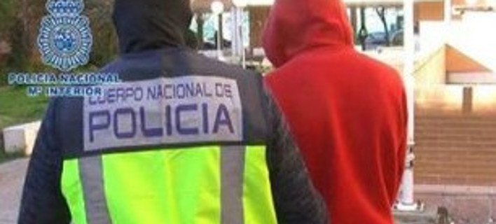 Ισπανία: Δυο τζιχαντιστές ποζάρουν με καλάσνικοφ στην Πουέρτα δελ Σολ [εικόνες]  | iefimerida.gr 2