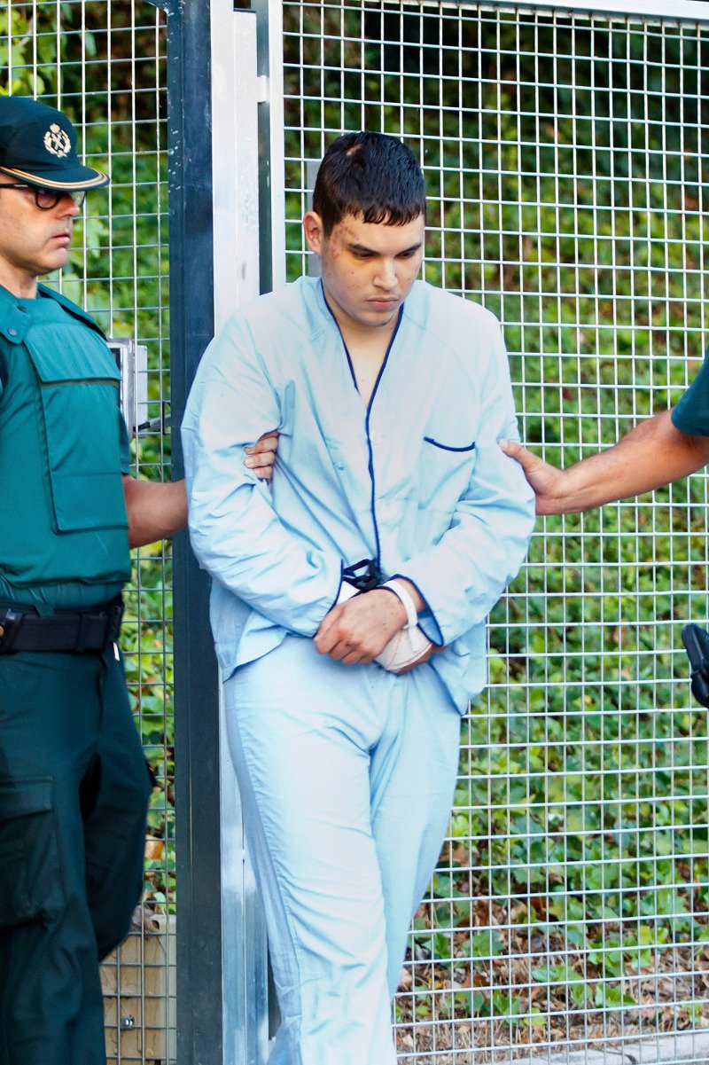 Στο δικαστήριο με τις πιτζάμες ένας από τους τζιχαντιστές της Βαρκελώνης [εικόνες]  | iefimerida.gr 0