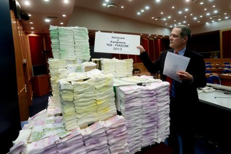 Σκυλακάκης και Τζήμερος γέμισαν μια αίθουσα με ψεύτικα χαρτονομίσματα για να κάνουν συνέντευξη Τύπου [εικόνες] | iefimerida.gr 0