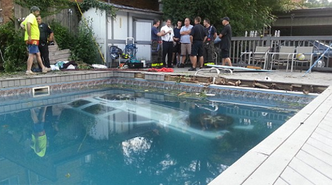 Δεν έχει ξαναγίνει -Γυναίκα οδηγός βγήκε από το δρόμο, γκρέμισε φράχτη και... προσγείωσε το τζιπ της σε πισίνα [εικόνες] | iefimerida.gr 0