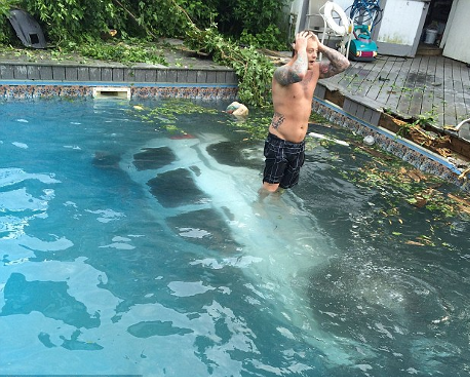 Δεν έχει ξαναγίνει -Γυναίκα οδηγός βγήκε από το δρόμο, γκρέμισε φράχτη και... προσγείωσε το τζιπ της σε πισίνα [εικόνες] | iefimerida.gr 1