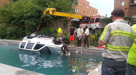 Δεν έχει ξαναγίνει -Γυναίκα οδηγός βγήκε από το δρόμο, γκρέμισε φράχτη και... προσγείωσε το τζιπ της σε πισίνα [εικόνες] | iefimerida.gr 3