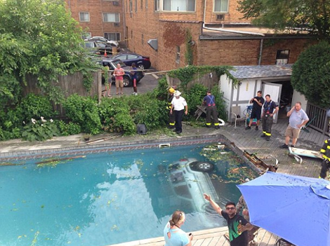 Δεν έχει ξαναγίνει -Γυναίκα οδηγός βγήκε από το δρόμο, γκρέμισε φράχτη και... προσγείωσε το τζιπ της σε πισίνα [εικόνες] | iefimerida.gr 4