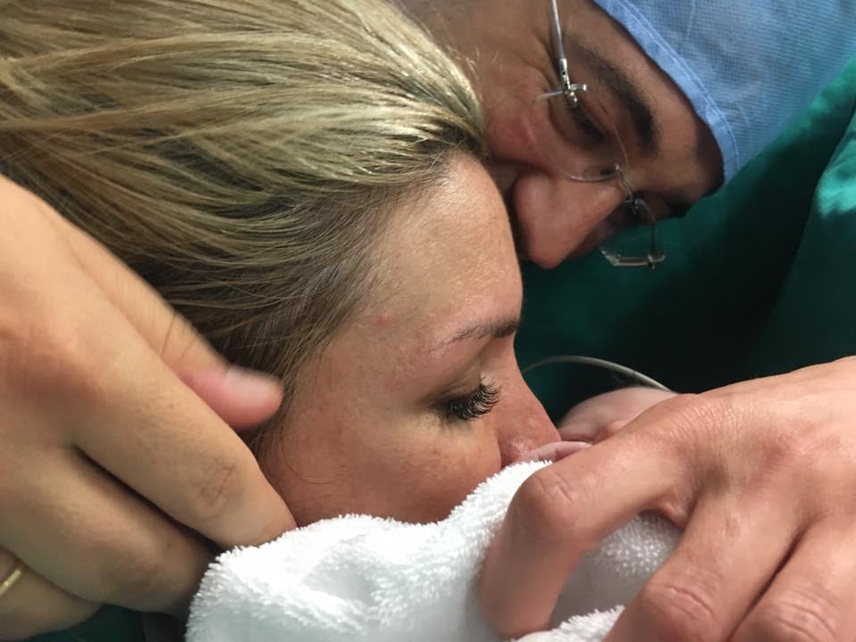 Εγινε μπαμπάς ο Απόστολος Τζιτζικώστας -Η φωτογραφία από την αίθουσα τοκετού [εικόνα] | iefimerida.gr 0