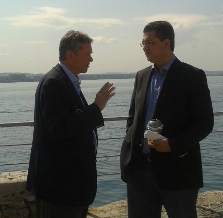  Η ανάπαυση των «πολεμιστών»: Ιωαννίδης και Τζιτζικώστας τα λένε κρυφά στην παραλία [εικόνες] | iefimerida.gr 0