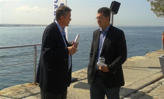  Η ανάπαυση των «πολεμιστών»: Ιωαννίδης και Τζιτζικώστας τα λένε κρυφά στην παραλία [εικόνες] | iefimerida.gr 1