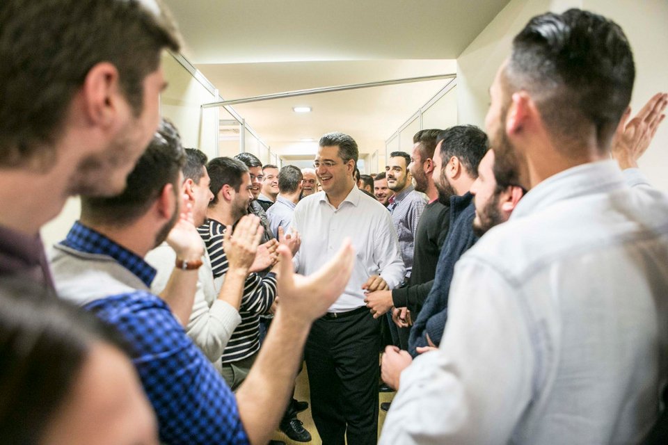  Ο Τζιτζικώστας συνάντησε τους εθελοντές της καμπάνιας του [εικόνες]  | iefimerida.gr 0