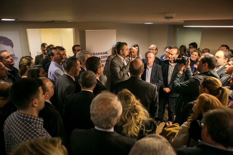  Ο Τζιτζικώστας συνάντησε τους εθελοντές της καμπάνιας του [εικόνες]  | iefimerida.gr 4