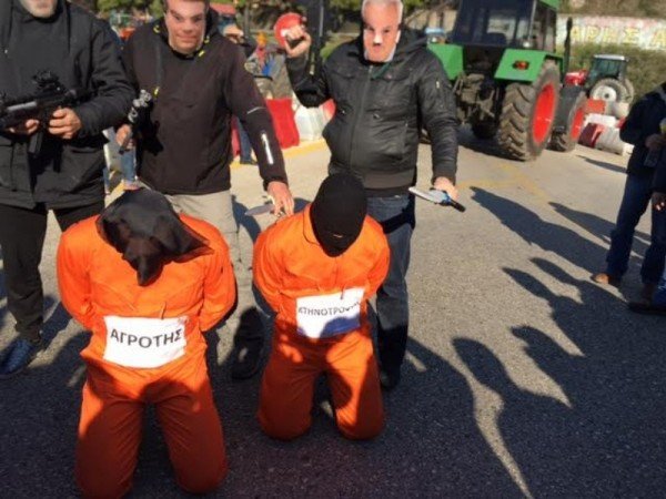 Αγρίνιο: Ο Τσίπρας σε ρόλο «δήμιου τζιχαντιστή» αποκεφαλίζει αγρότες [εικόνες & βίντεο] | iefimerida.gr 0