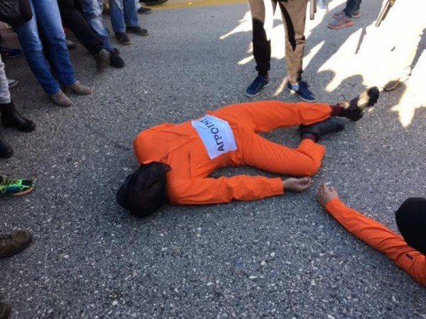 Αγρίνιο: Ο Τσίπρας σε ρόλο «δήμιου τζιχαντιστή» αποκεφαλίζει αγρότες [εικόνες & βίντεο] | iefimerida.gr 3