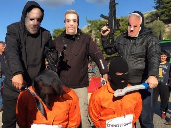 Αγρίνιο: Ο Τσίπρας σε ρόλο «δήμιου τζιχαντιστή» αποκεφαλίζει αγρότες [εικόνες & βίντεο] | iefimerida.gr 1