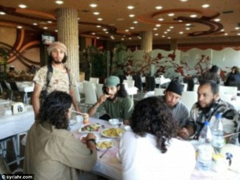 Οι τζιχαντιστές κάνουν πλουσιοπάροχη ζωή, αποκεφαλίζουν ομήρους και πωλούν τις γυναίκες στα σκλαβοπάζαρα [εικόνες] | iefimerida.gr 1