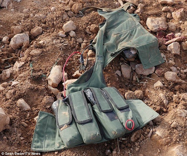 Η Daily Mail λίγο μετά τους βρετανικούς βομβαρδισμούς δημοσιεύει φωτογραφίες νεκρών τζιχαντιστών [εικόνες] | iefimerida.gr 1