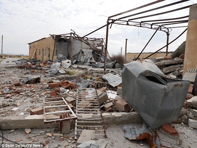 Η Daily Mail λίγο μετά τους βρετανικούς βομβαρδισμούς δημοσιεύει φωτογραφίες νεκρών τζιχαντιστών [εικόνες] | iefimerida.gr 2