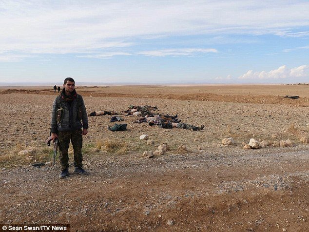 Η Daily Mail λίγο μετά τους βρετανικούς βομβαρδισμούς δημοσιεύει φωτογραφίες νεκρών τζιχαντιστών [εικόνες] | iefimerida.gr 4