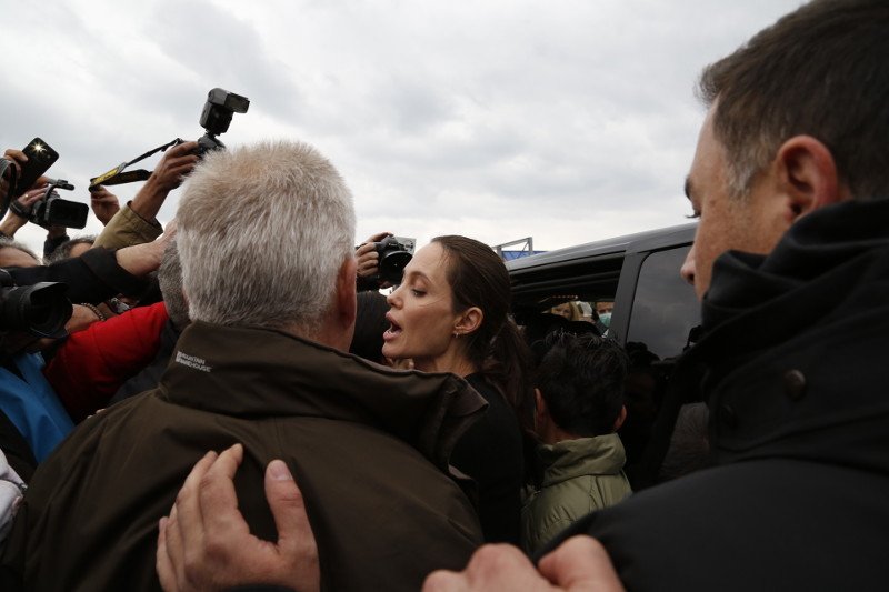 Ο εκνευρισμός της Τζολί στον Πειραιά: Παραλίγο να την ποδοπατήσουν -Το βραχιόλι που της χάρισε προσφυγόπουλο [εικόνες] | iefimerida.gr 6